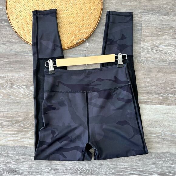 Carbon38 camo high rise leggings w/ mesh - Picture 2 of 6